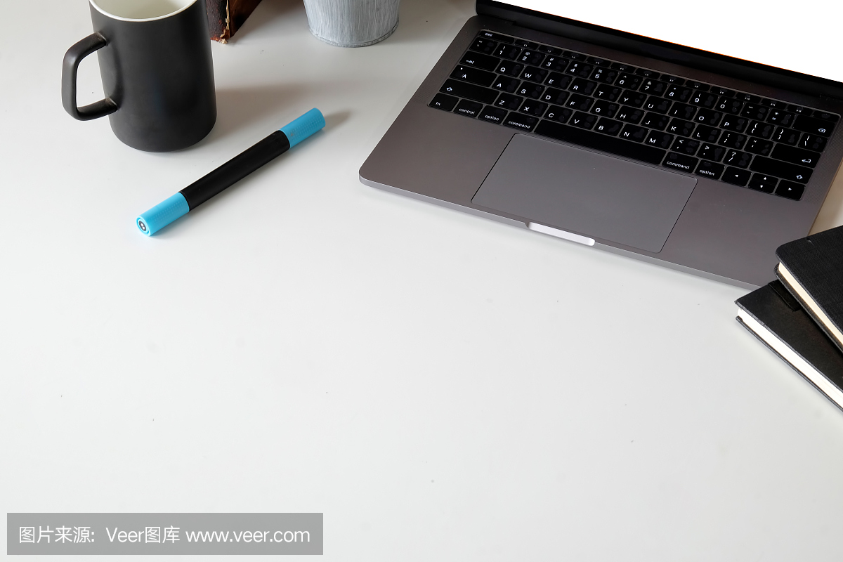 頂視圖辦公桌,筆記本電腦和辦公用品。工作空間和復(fù)制空間